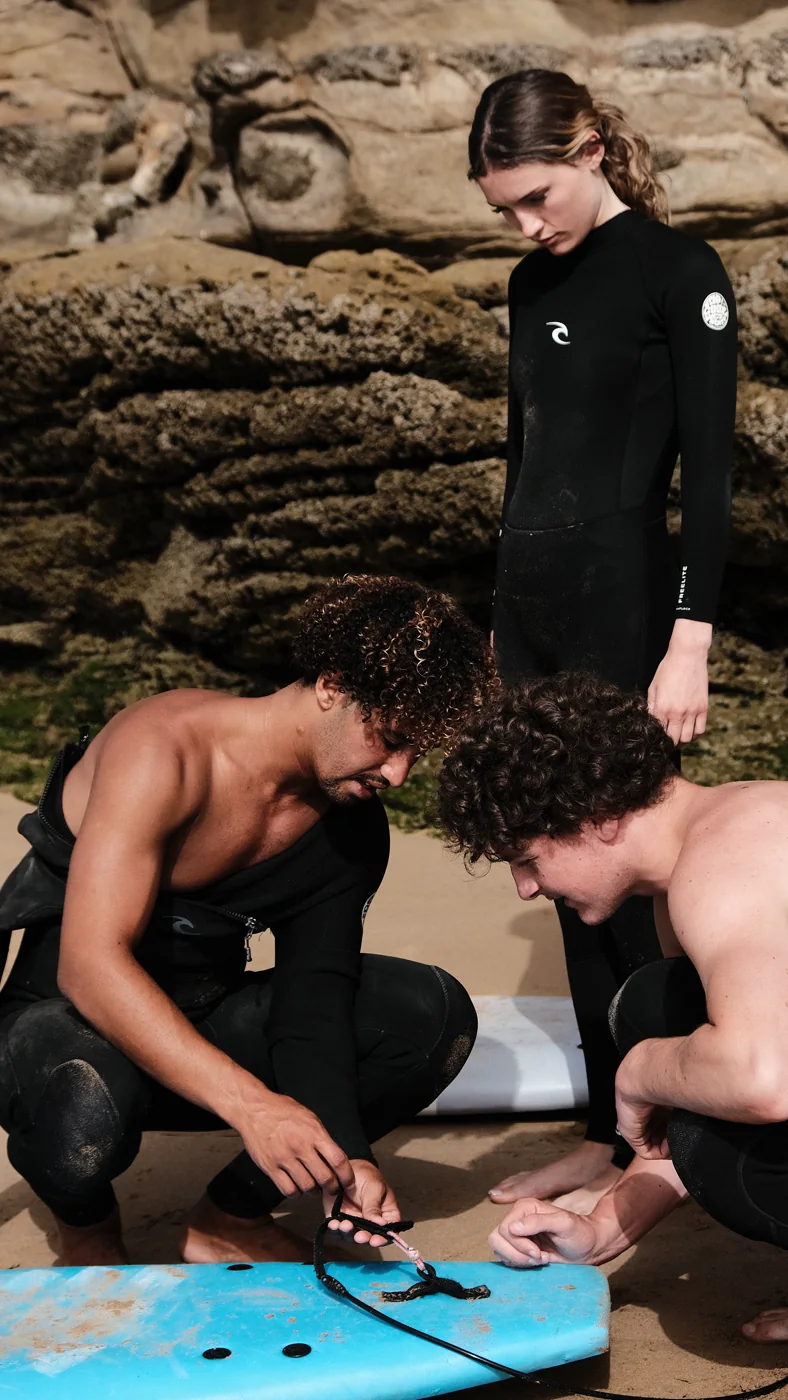 Amine accompagne ses élèves pendant un cours de surf